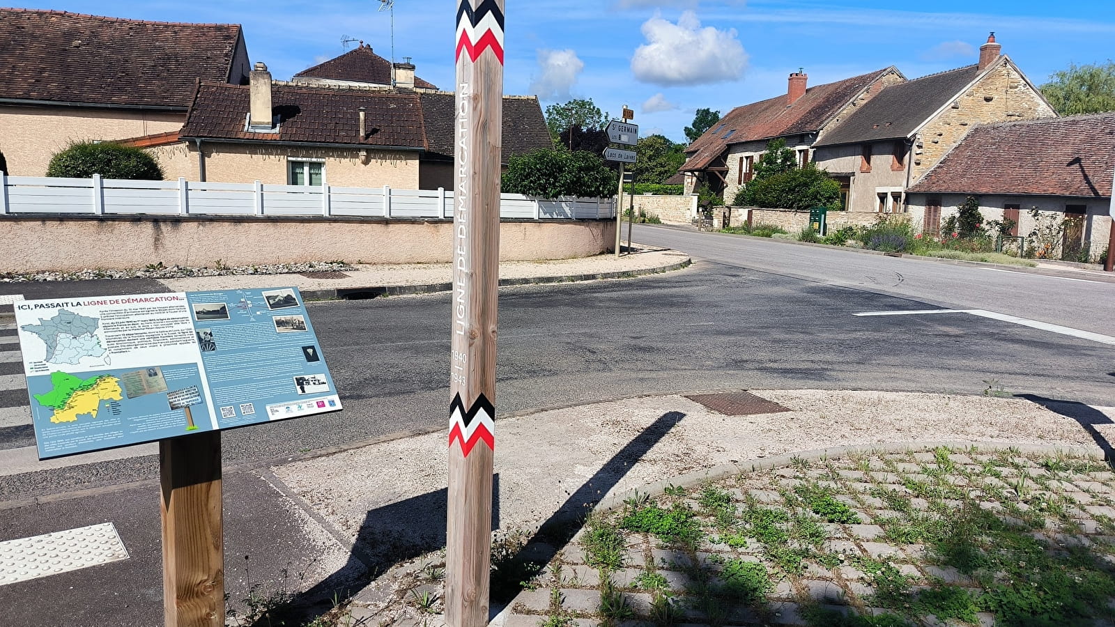 Ligne de démarcation - ancien poste de contrôle allemand - Poteau et Pupitre