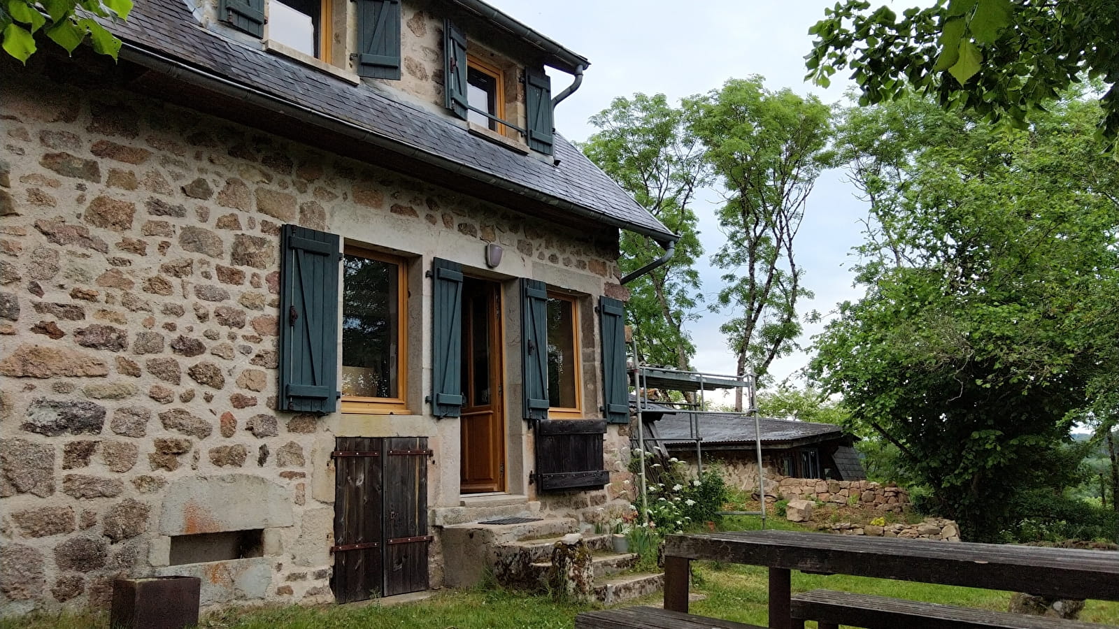 La petite maison sous les frênes