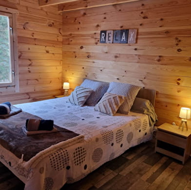 Cabane sur pilotis, sur étang, au lac de Chaumeçon