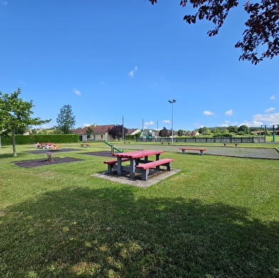 Aire de pique-nique, de jeux et parking 'Voie Verte' au stade